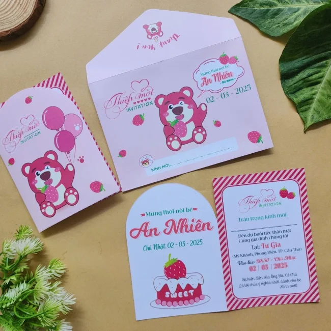 Thiệp mời thôi nôi, sinh nhật, đầy tháng lotso hồng xinh xắn cho bé gái