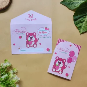 Thiệp mời thôi nôi, sinh nhật, đầy tháng lotso hồng xinh xắn cho bé gái