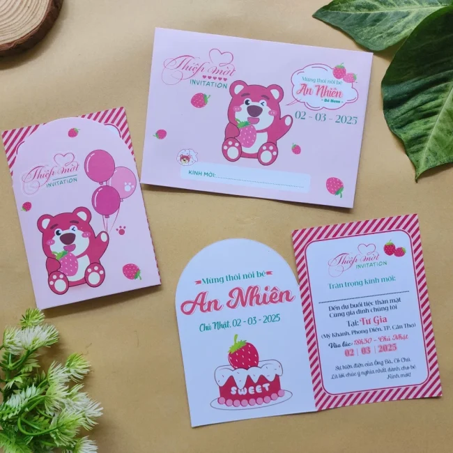 Thiệp mời thôi nôi, sinh nhật, đầy tháng lotso hồng xinh xắn cho bé gái