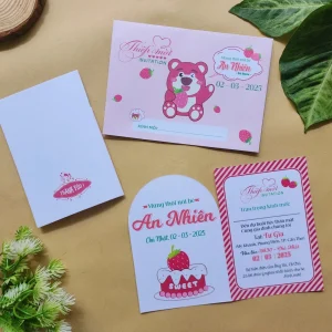 Thiệp mời thôi nôi, sinh nhật, đầy tháng lotso hồng xinh xắn cho bé gái