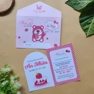 Thiệp mời thôi nôi, sinh nhật, đầy tháng lotso hồng xinh xắn cho bé gái